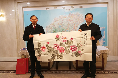 2龍宇翔向王路贈送書畫家楊幸郎書畫作品.jpg