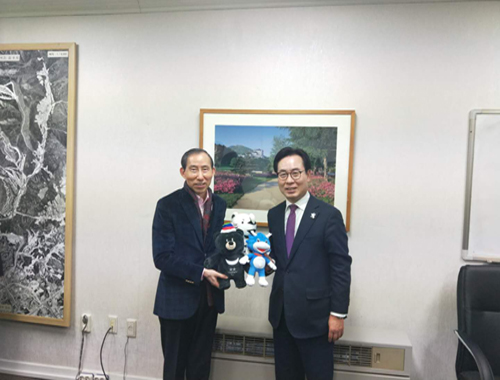 2 申達淳向龍宇翔贈送奧運吉祥物.jpg