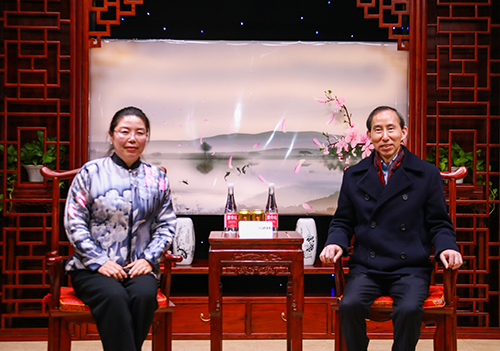 4龍宇翔與張銀俊在中華善德網演播廳合影.jpg