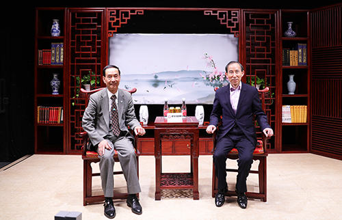 2、龍宇翔與愛(ài)德華&#8226;徐在中華善德網(wǎng)演播廳合影.jpg