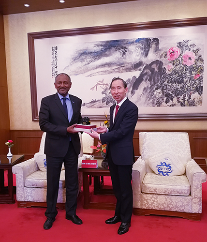 2龍宇翔向Firmin Edouard Matoko贈送一帶一路融璽.jpg