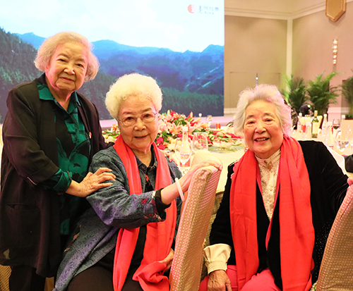 2百歲高齡老紅軍蘇菲(右)與孟于(左)、田華(中)合影.jpg