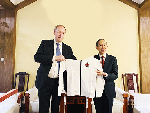 2龍宇翔向肅海嵐贈(zèng)送昆侖鴻星冰球隊(duì)隊(duì)服.jpg