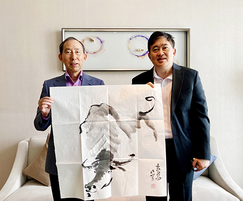 1龍宇翔向阿塔育&#8226;習薩目贈送林家衛書畫作品.jpg
