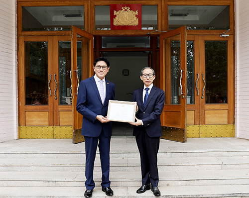 2吳苗丹佩向龍宇翔頒發捐贈證書.jpg