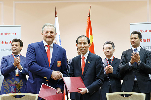 11中國國際文化傳播中心執(zhí)行主席龍宇翔與俄羅斯冰球協(xié)會的特利亞克主席在莫斯科正式簽署“聯(lián)合推出絲路杯超級冰球聯(lián)賽”合作協(xié)