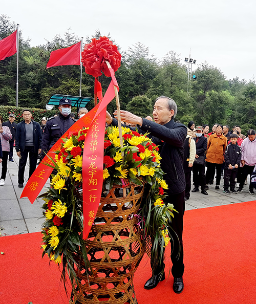 1龍宇翔向毛主席銅像敬獻花籃.jpg