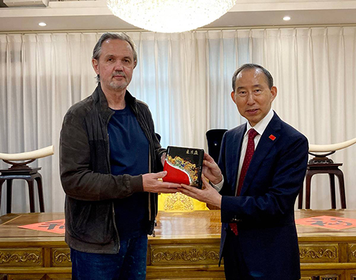 6龍宇翔向安德烈&#8226;尼古拉耶維奇&#8226;科瓦利丘克贈送徐旭菁建盞作品.jpg