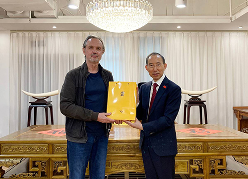 5龍宇翔向安德烈&#8226;尼古拉耶維奇&#8226;科瓦利丘克贈送瑞泉巖茶.jpg