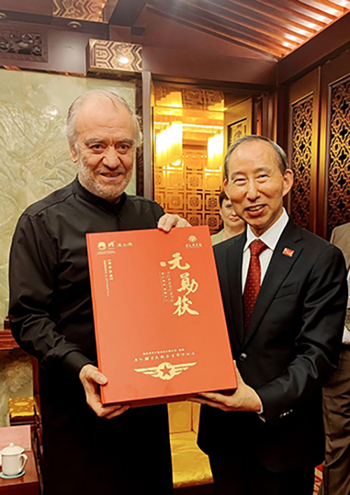 2龍宇翔向捷杰耶夫贈送安化元勛茯茶.jpg