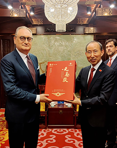 1龍宇翔向伊戈爾&#8226;莫爾古洛夫贈送安化元勛茯茶.jpg