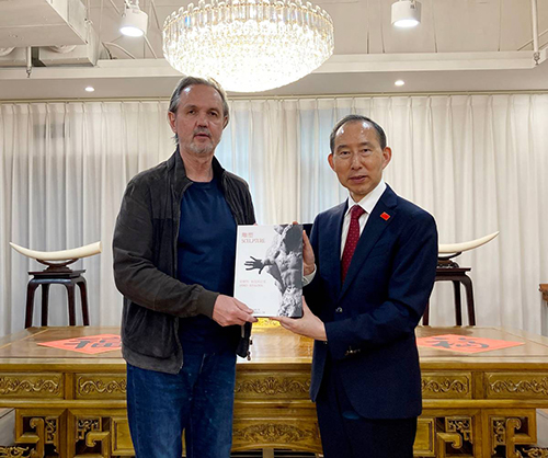 8安德烈&#8226;尼古拉耶維奇&#8226;科瓦利丘克向龍宇翔贈送作品集.jpg