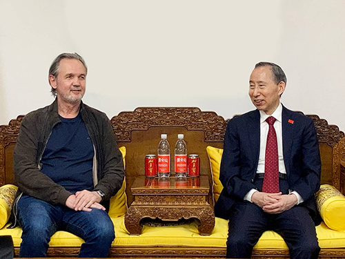 1龍宇翔（右）與安德烈&#8226;尼古拉耶維奇&#8226;科瓦利丘克親切交談.jpg