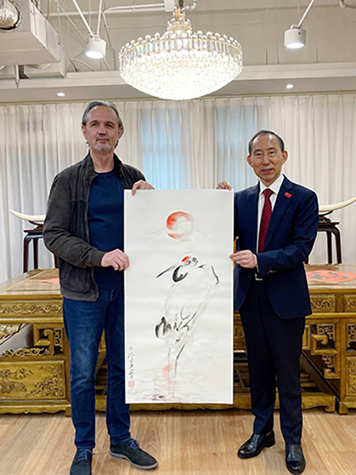 2龍宇翔向安德烈&#8226;尼古拉耶維奇&#8226;科瓦利丘克贈送林家衛書畫作品.jpg
