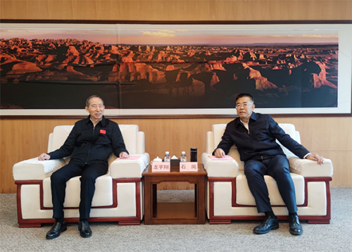1中國國際文化傳播中心執行主席龍宇翔（右）與克拉瑪依市委書記石崗親切交流.jpg