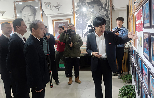 8參觀展覽.jpg