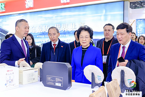 8參觀茶博會(huì).jpg