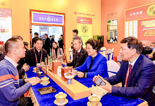 10參觀茶博會(huì).jpg