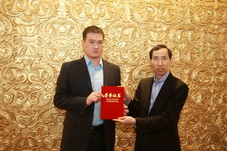 龍宇翔執行主席給山西省福建商會名譽會長何榮頒發愛心捐贈榮譽證書.jpg