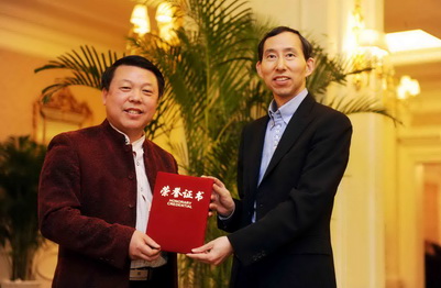 龍宇翔執行主席給中國著名書法家張克思頒發榮譽證書.jpg