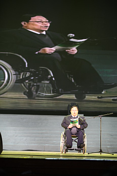 3、中國殘疾人聯(lián)合會副主席呂世明代表中殘聯(lián)致辭(攝影:遠帆).jpg