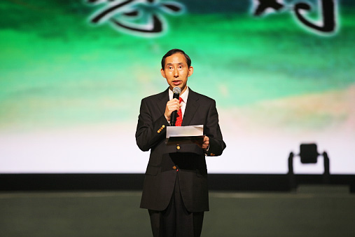 2、中國國際文化傳播中心黨組書記、執(zhí)行主席龍宇翔在晚會上發(fā)表致辭(攝影:遠帆) .jpg