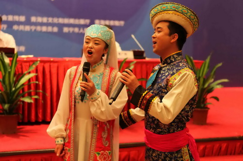3、新聞發(fā)布會(huì)上極具民族特色的花兒演唱.jpg