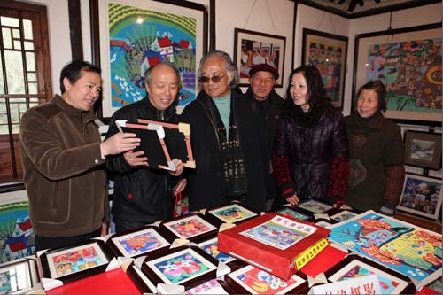 3、采風團的藝術家們走進上海金山區楓涇鎮中國農民畫村的丹青人家,與農民畫家一起探討繪畫技藝。.jpg