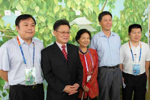 6、聯合國副秘書長沙祖康與世園會工作人員合影留念.jpg