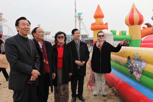 2、中國國際文化傳播中心副主席戴述高少將、張宗銀少將興致勃勃地參加了采風活動。圖為在海灣旅游區參觀。.jpg