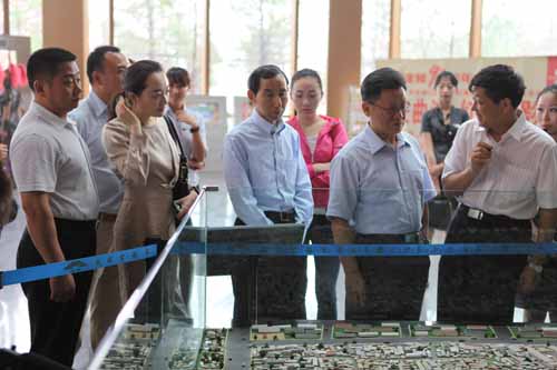 4、聽取大明宮負責人講解大明宮遺址模型.jpg