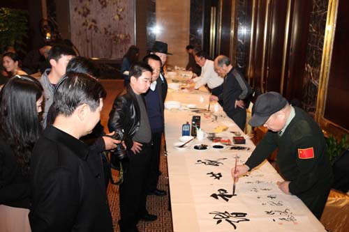 6、采風團的書畫藝術家舉行筆會,熱情描繪新農村的新景象。.jpg