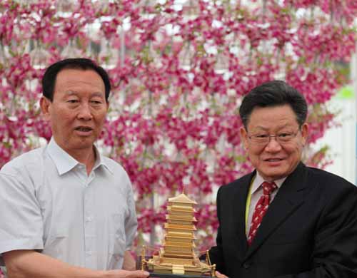 3、西安世園會組委會為沙祖康贈送長安塔紀念品.jpg