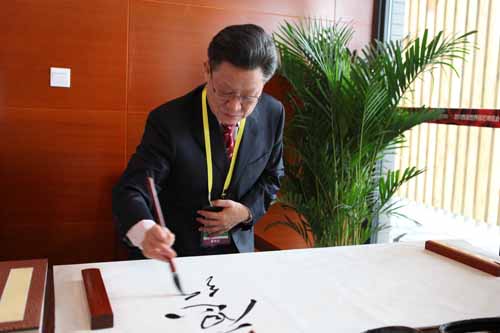 5、沙祖康副秘書長為西安世園會現場題詞。.jpg
