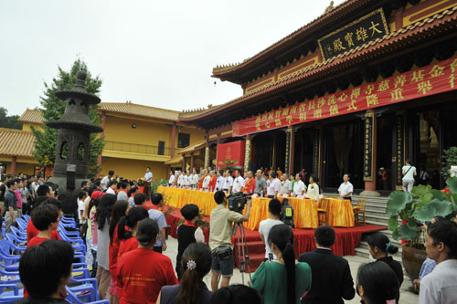 1、9月9日,湖南省長沙市洗心禪寺慈善基金會(huì)在該寺舉行的助學(xué)捐贈(zèng)儀式。 .jpg