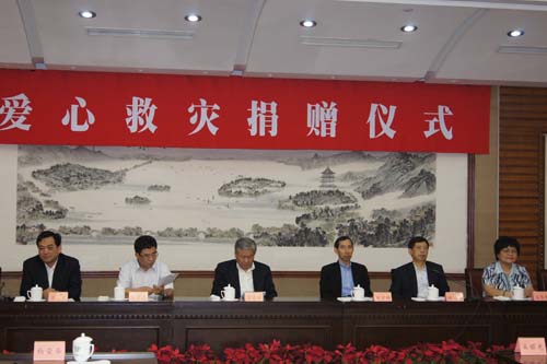 1六月十七日中國愛心工作委員會向浙江受澇地區捐款救災儀式在浙江人民大會堂會議廳舉行。.jpg