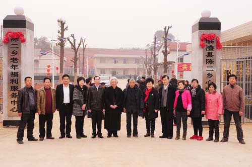 5、慰問團一行在臨澧縣陳二鄉敬老院前合影。.jpg