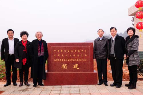 3、中國國際文化傳播中心執行主席、中國愛心工作委員會主席龍宇翔,愛心大使滕芳女士,中國國際文化傳播中心藝術總監盛和泰與臨