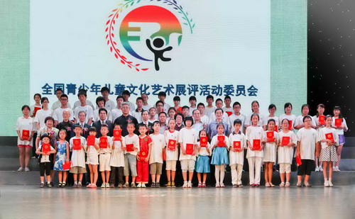 2、龍宇翔執(zhí)行主席向青少年書畫大賽的獲獎選手頒獎并合影留念.jpg