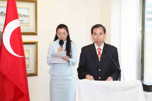 27、中國國際文化傳播中心執(zhí)行主席龍宇翔在中國香港美食周上致辭。.jpg