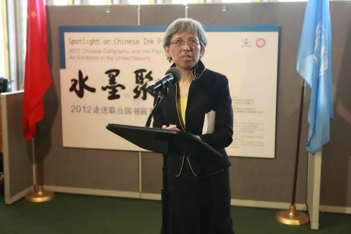 8、聯(lián)合國(guó)經(jīng)濟(jì)社會(huì)事務(wù)部錢海燕司長(zhǎng)主持“水墨聚焦”書畫藝術(shù)展開(kāi)幕式。遠(yuǎn)帆--攝影.jpg