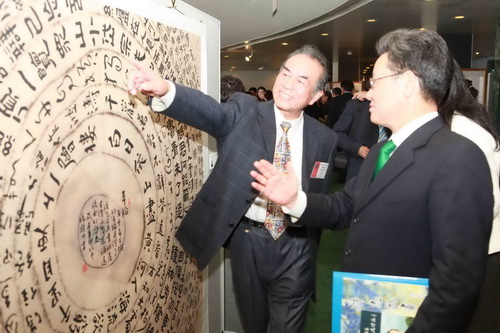13、書畫家向沙祖康副秘書長介紹書法作品《年輪》。遠(yuǎn)帆-攝影.jpg