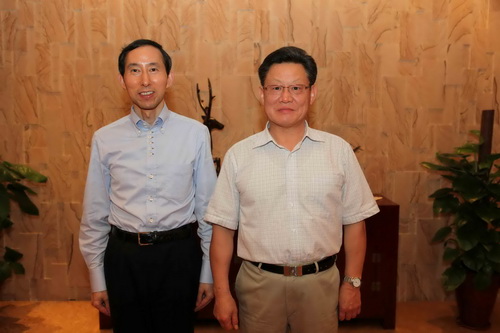 1、中國國際文化傳播中心執行主席龍宇翔與聯合國副秘書長沙祖康親切交流.jpg