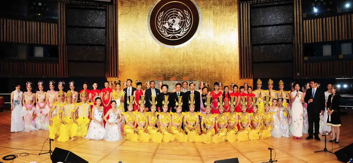 12、演出結(jié)束后,聯(lián)合國副秘書長沙祖康夫婦、李保東大使夫人、龍宇翔執(zhí)行主席與演職人員合影留念-遠(yuǎn)帆、-龍人攝----復(fù)件