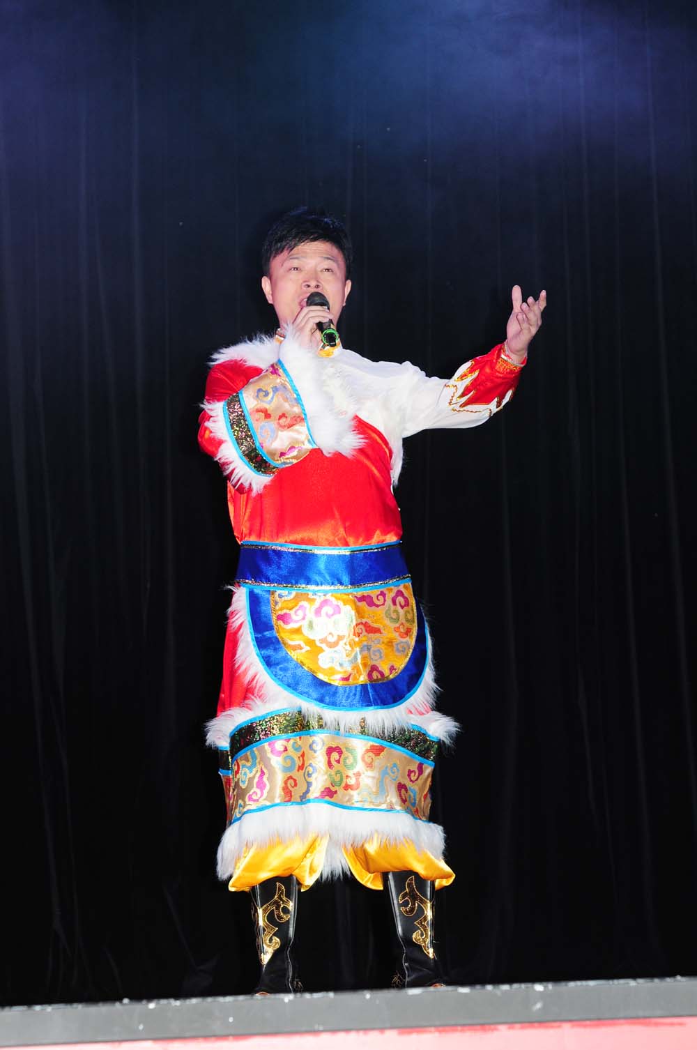 青年歌手周巍演唱《天路》（攝影：龍人）