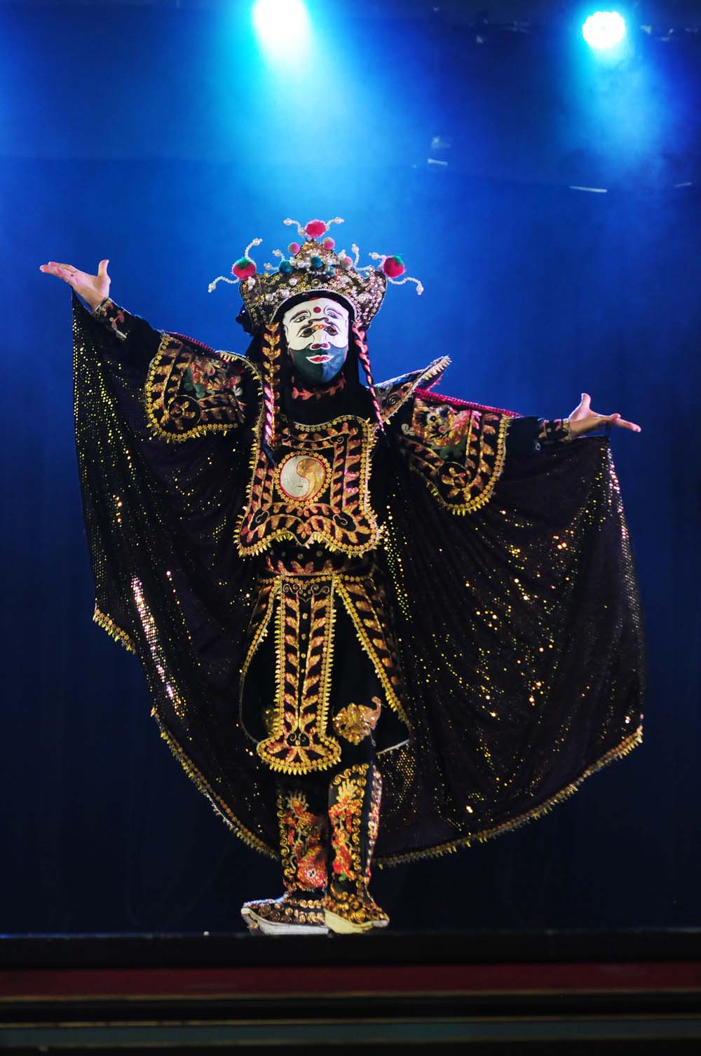 著名川劇變臉大師彭登懷表演變臉（攝影：龍人）