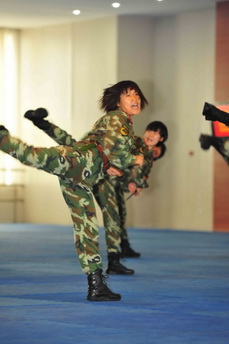 7、武警特警學院女子特警隊向慰問團作匯報表演.jpg