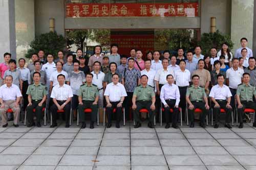 9、 慰問團成員與國防科大校領導合影留念。(攝影:何書遠).jpg