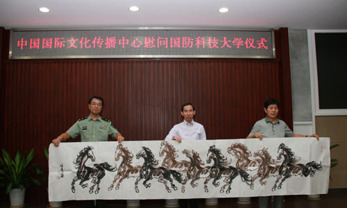 4、龍宇翔執(zhí)行主席代表慰問團向國防科技大學贈送書畫藝術作品。(攝影:何書遠).jpg