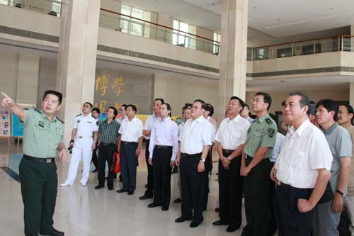 6、慰問團成員在國防科大的領導陪同下觀看汽車無人駕駛技術宣傳片。(攝影:何書遠).jpg